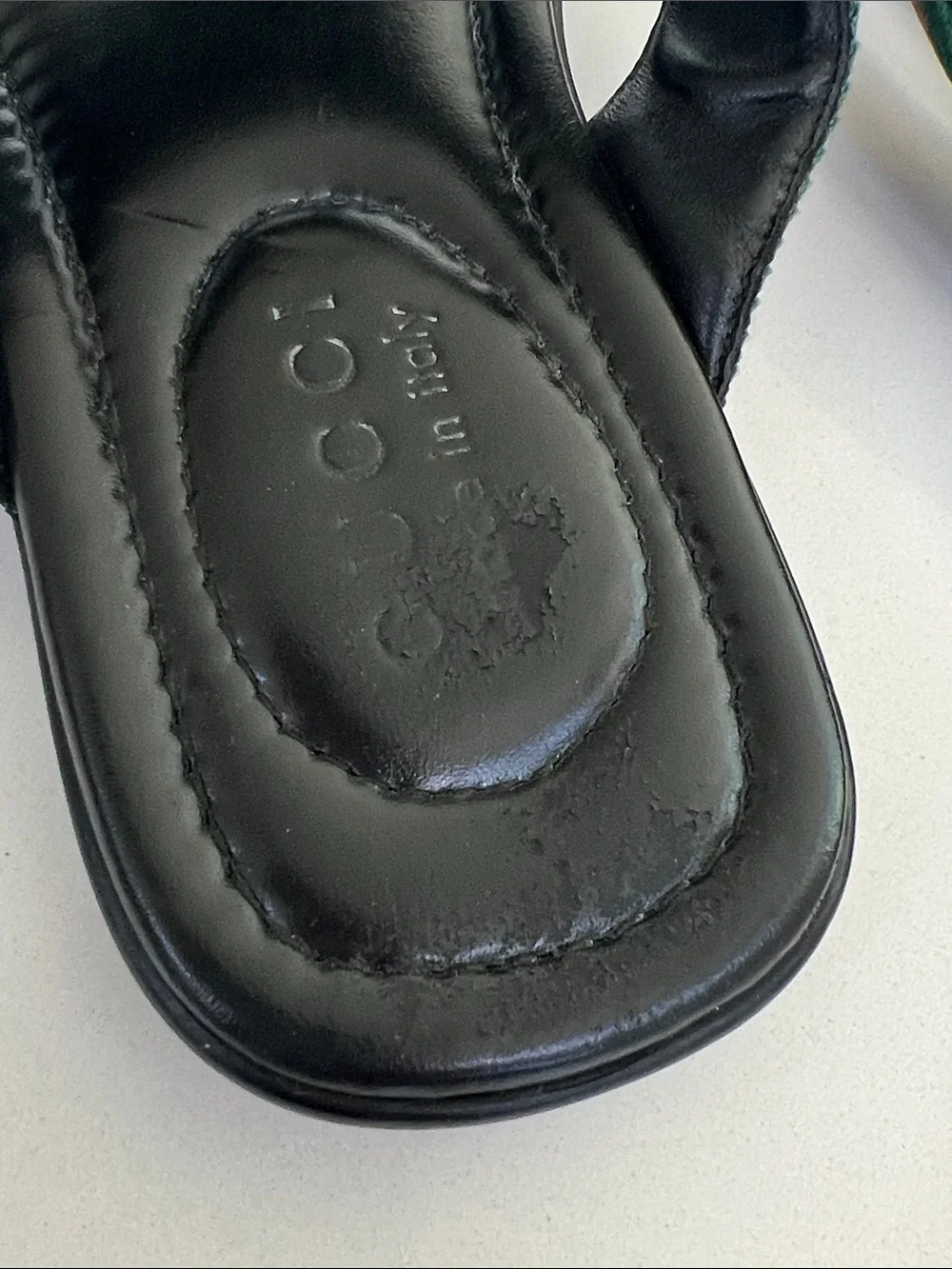 Gucci red and green striped web black leather sandals flip flops men’s 6